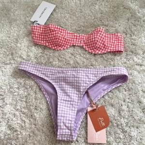 Bikini - Säljer två olika, helt nya superfina bikinidelar som tyvärr är för små för mig. Överdelen är från ivyrevel och är slutsåld. Underdelen är från pull and bear och även den är slutsåld.  Pm så kan vi diskutera priset💗