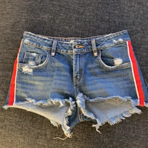 Shorts - Shorts med röd detalj på varje sida. Aldrig använda, köpta i spanien på Zara. Kan mötas upp i söderköping/norrköping, annars står köpare för frakt. Storlek 36