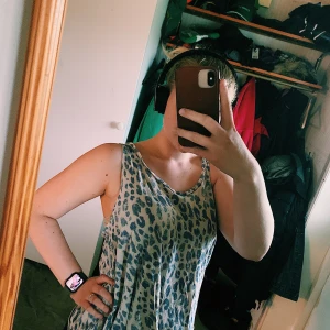 Jätte skönt linne från H&M - Väl använt linne från hm, men super fint skick. Har tyvärr klippt bort lapprna i linnet så är inte säker på storleken men tror s/m. Frakt tillkommer.