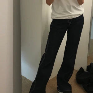 Eytys jeans  - Jätte fina eytys jeans det är samma jeans på alla bilder och alla bilder är mina men det är i olika ljus, dem är mörkblåa med ljusrosa stygn super coola och unika💜älskar dem men dem är lite för stora för mig det är storlek 27 och väldigt långa i benen 