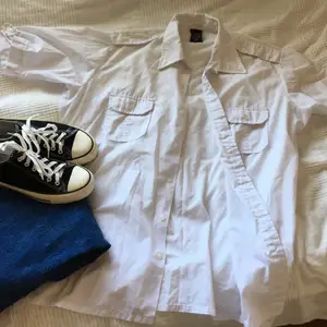 En vintage skjorta i en ren vit färg, inga hål och inga fläckar. Unisex. Storlek 44 men skulle säga att den är en xl i mans storlek. Fickor och snygga detaljer.