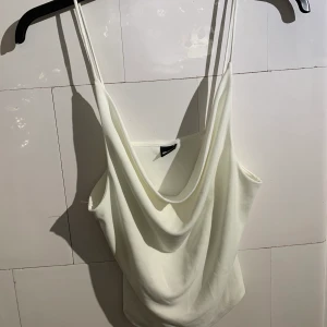 Söt topp från Ginatricot i storlek S. - 100 kr med inkluderad frakt.