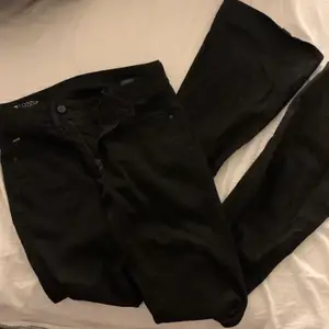 supersnygga lågmidjade bootcut jeans!! Dock superlånga på mig o jag är 1,60. Knappt använda pga att dom e så långa o benen. 150kr+frakt❣️❣️