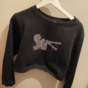 Croppad tjocktröja  - Croppad tjocktröja med diamanter på, oanvänd 