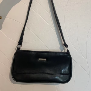 Baguett väska  - En fin baguettväska som min mamma köpte då hon var ung sedan dess har den bara stått på hyllan och inte andvänts här hemma, väskan är i bra skick och säljs för 80 kr där köparen står för frakten 💗