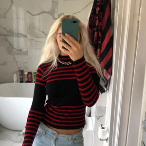 Rödrandig tröja - Skitsnygg rödrandig polotröja från zara, mycket bra skick. Passar till utekvällar så som skoldagar! 🌟💫 buda från 200kr. Högsta bud 240kr