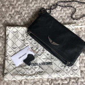 Zadig&Voltaire - Nu tänkte jag sälja min jättefina Zadig väska 🤩⚡️, jag fick den i julklapp förra året så jag har haft de i lite över ett halvår men den är i mycket gott skick! Hör av dig vid intresse 💕