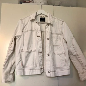 Vit jeansjacka från Bershka  - Vit jeansjacka med kontrastsömmar i beige från Bershka! I storlek S men passar XS-M beroende på preferens. Säljer pga inte min stil längre! Frakt tillkommer💓