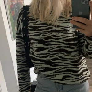 Stickad zebra tröja  - Brun/vit stickad zebra tröja från Weekday! Helt oanvänd med lapp kvar. Köpte för 600 kr 