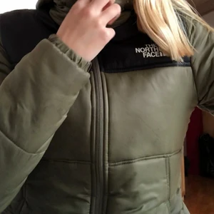 North face jacka! - Säljer denna north face jacka i storlek xs pågrund av att den är förliten för mig. Köpt här på plick och aldrig använd av mig! Säljer för 500, om många är intresserade blir det budgivning❤️Kom privat för fler bilder!