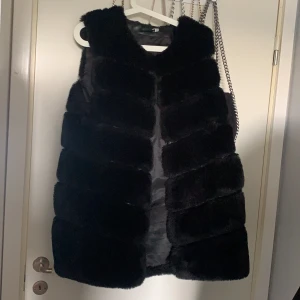 Pälsväst - Storlek M/L , sitter som en smäck på mig som är M, klpte för 900 på chelsea förra året men säljer den nu för 399 då den är i fint skick☺️