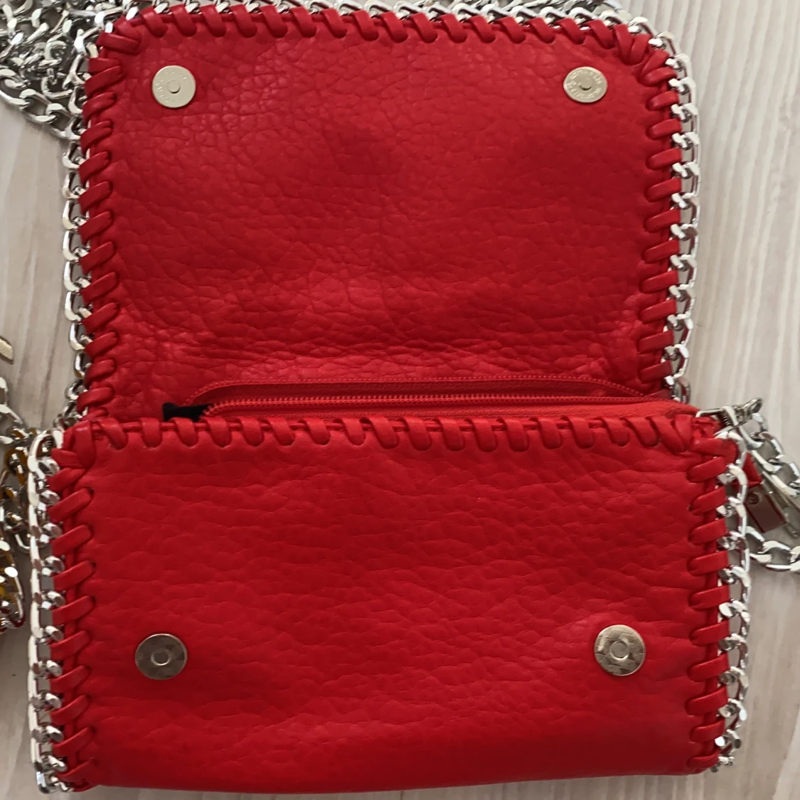 En gul och en röd väska  - 90