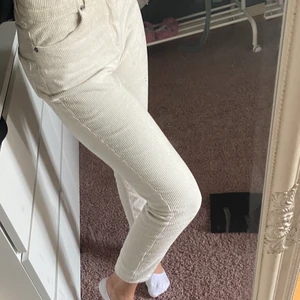 Manchester byxor ifrån Monki - Jättefina byxor ifrån monki i Manchester, sitter bra och är sååå sköna. Jättebra skick och storlek 36, säljer pga att dom ej kommer till användning tyvärr💕💕