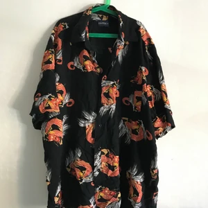Puritan Dragon Rayon Hawaiiskjorta  - Hawaiiskjorta med drakar på. Storlek ca Medium, redigt skön.  Kan mötas i Stockholm annars står köpare för frakt