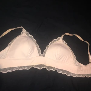 Ljusrosa spetstop med volang - Sitter väldigt fint