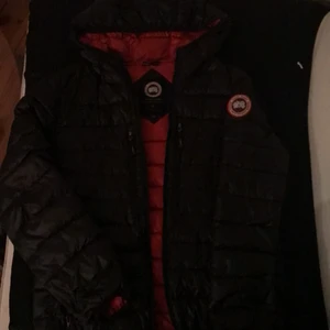 Canada goose dunjacka strl L  - Goose dunjacka, skick: 9/10, passar alla strl eftersom den sitter mindre i armarna, har haft den 1 år och tagit hand om den väl, köpte för 5000. Passar med många olika stiler, varm och väldigt skön. Skriv vid intresse och mer bilder