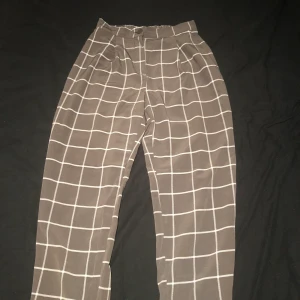 Rutiga byxor  - Jätteskönt material, icke använda de är för små tyvärr.