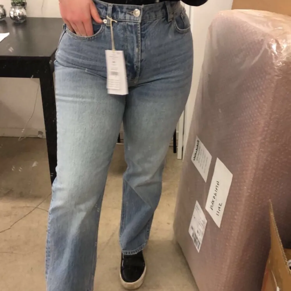 Säljer mina slutsålda Ginatricot jeans, nypriset på dom var 599kr och dom är sparsamt använda! Storlek 38, frakt tillkommer! 🤍🤍. Jeans & Byxor.