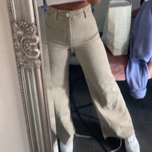 Beiga jeans - Skitsnygga beiga jeans, superbra skick då dom bara är använda 2 gånger (budet ligger på 350kr)