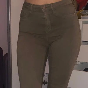 Militärgröna jeans - Militärgröna jeans från gina MOLLY highwaisted, säljes för aldrig kommit till användning