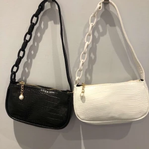 Trendiga väskor - Skitsnygga väskor med fin detalj!! 🦋 pris 100kr plus frakt men budgivning per väska om de är flera intresserade! För frågor kom PM 😇