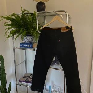 Levis 501 - Svarta vintage Levis 501or 🖤 Avklippta och är ankellånga på mig som e 173 cm. Superfint skick!