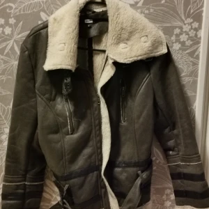 Vinter jacka  - Vinterjacka knappt använd.  Strl S.                                       Är varm o extremt snygg på. 