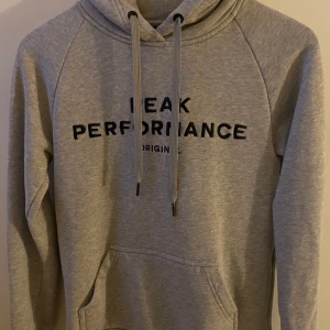 Peakperformance hoodie grå - Storlek xs, bra skick, lite använd. Köpt för 1100kr säljer nu för 449. Köparen står för frakten men kan även mötas upp om det är nära. Skriv för mer information eller om du är intresserad.