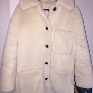 Teddyjacka från zara - En mysig Teddy kappa / jacka från zara! Supermysig nu i vinter! Litr fläcken där nere men jag ser dem knappt, och hade nog kunnat försvinna efter en tvätt! XS men passar lätt en S!