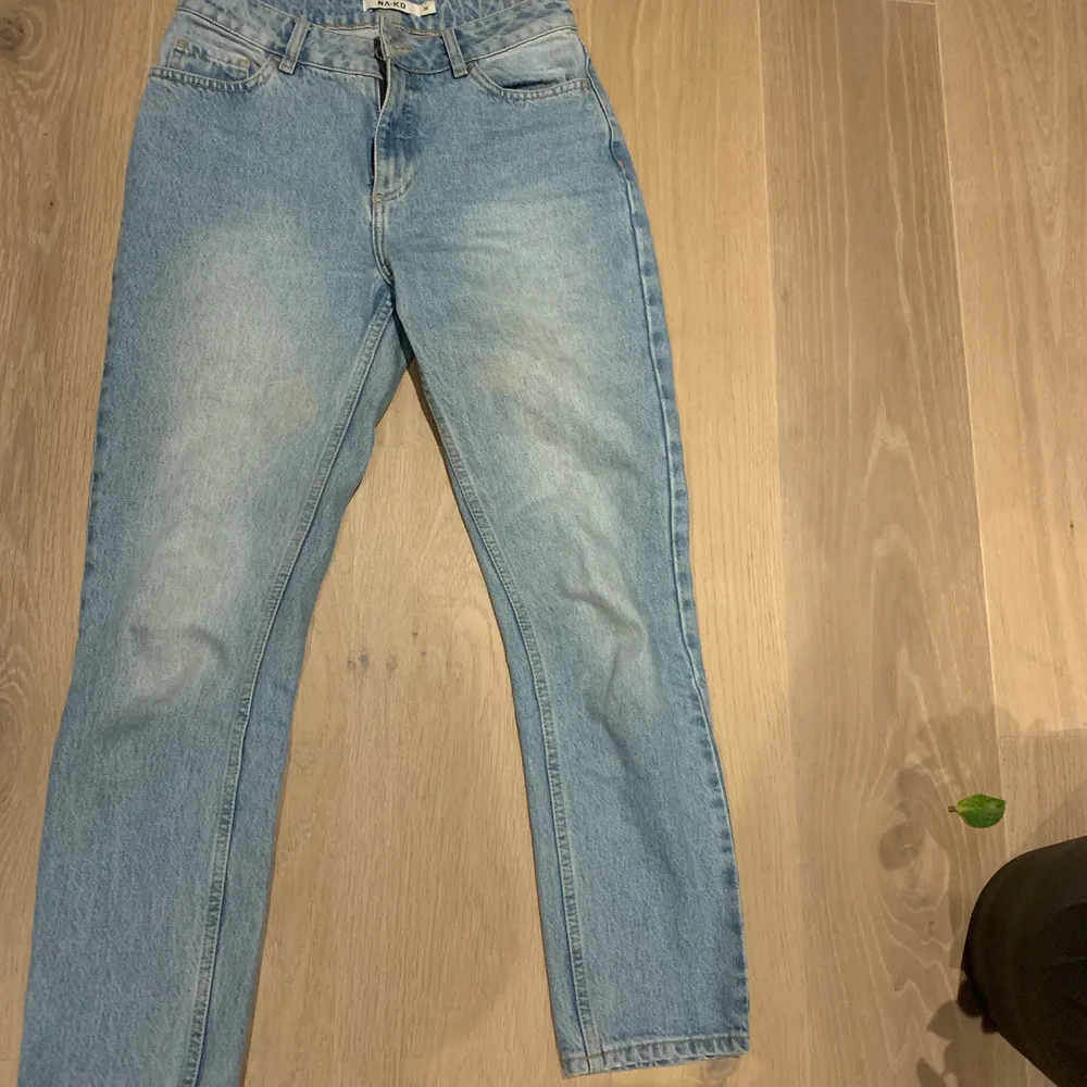 Lite raka jeans från nakd, supersnygg ljus färg. Storlek 36💕. Jeans & Byxor.