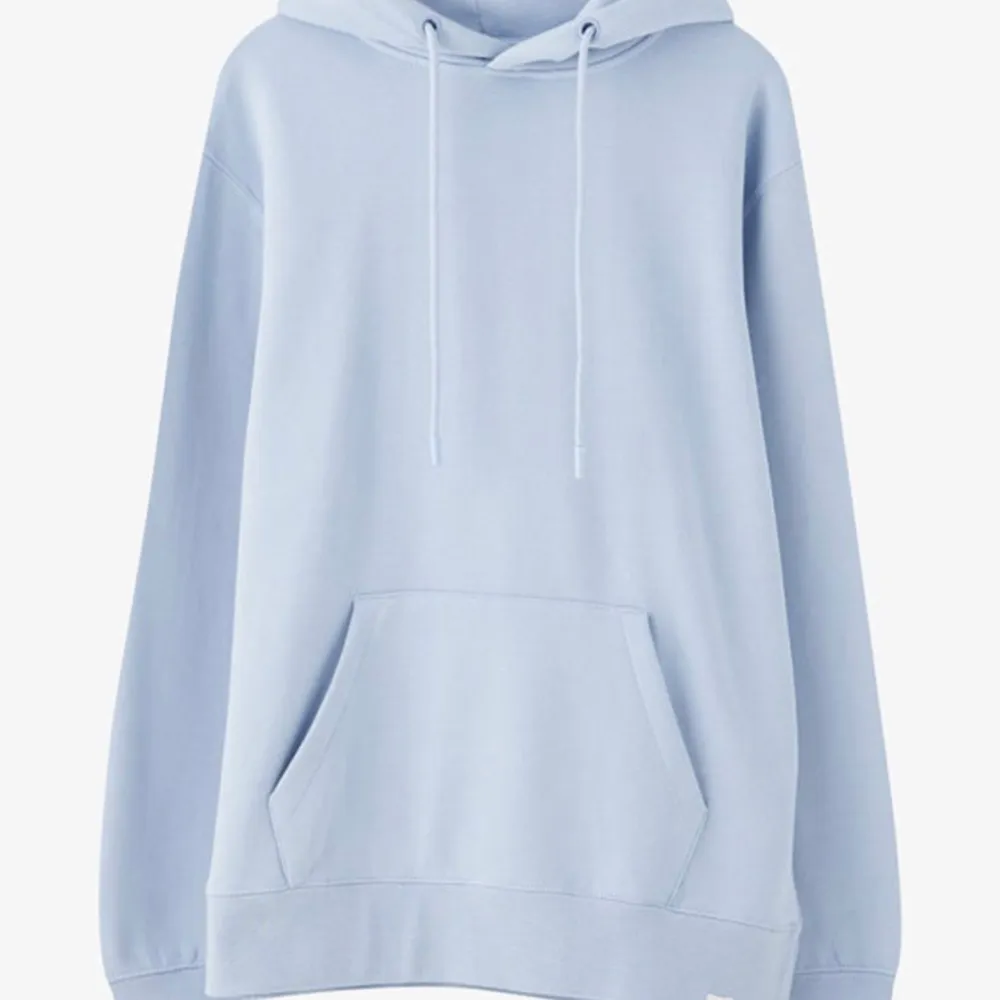 säljer denna superpopulära babyblå hoodien. säljs pågrund av  fel storlek, den är testad men inte använd mer än så. . Hoodies.