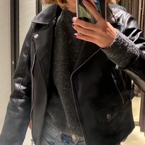 Skinnjacka i fint sick - Köpt på zara kids för 500kr jag är 163 och den är lite för liten på mig den är i storlek 12-13 /152 säljer 250 inklusive frakt men priset kan förhandlas.