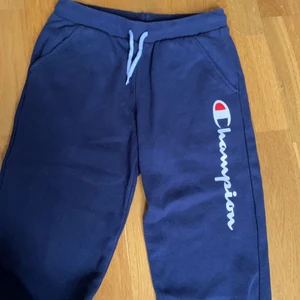 Champion byxor - Mörkblåa sjukt sköna mjukisbyxor från champion, inga hål eller fläckar men lite noppriga. Storlek large i barn, motsvarar ungefär xxs/xs. Priset är ink frakt💞