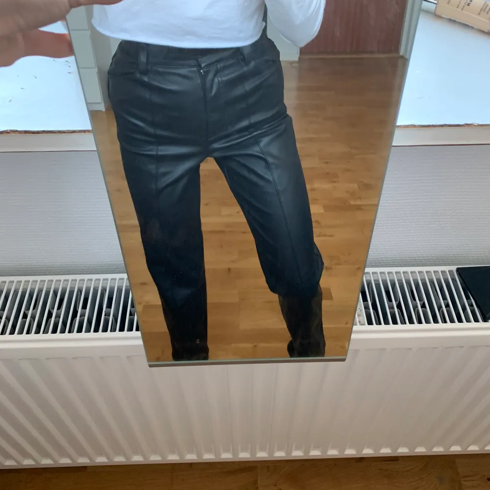 Svarta skinbyxor (fake skin)  från H&M med synliga sömmar i storlek 34. Sparsamt använda och i mycket bra skick. Bara använt ett fåtal gånger🖤Jag är 159 cm lång. 100 kr + frakt . Jeans & Byxor.