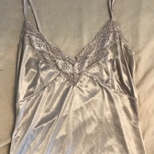 Finaste nattlinne/klänning - Kan inte beskriva hur mycket jag älskar denna nattlinnen/klänningen, materialet är så skön och stretchig och den kramar kroppen så fint😭❤️ frakt: 40kr