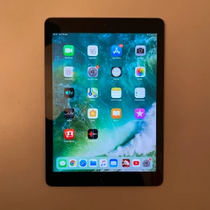 iPad 9.7 2017 5:e generationen - iPad 9.7 2017 5th generation   ROM: 32 GB, RAM 2 GB. Touch ID: Ja. Kamera bak 8 MP, frontkamera 1.2 MP. 64 bit A-9 chip. Färg: space grey. Batteriet är någorlunda använt. Inga repor eller dylikt slitage. Laddare medföljer!
