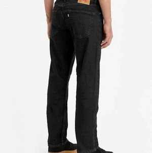 Levis 505 jeans - Svarta jeans från Levis i modellen 505. Storlek w32 men passar ca w28-29. Avklippta så passar nån som är ca 160 cm. Perfekt skick. Straight leg. 