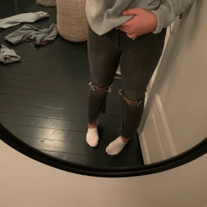 Jeans Hm - Säljer dessa slutsålda jeans från hm med slitts! Storlek 36