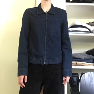 Jeansjacka från Weekday - Så snygg Jeansjacka från Weekday. Denna behöver du i din garderob!! Mått: axel till axel: 43 cm Skick: En liten vit fläck baktill( se bild) annars inget att anmärka på. Sparsamt använd.  Storlek: S Material: 100 % bomull Hund finns i hemmet men inte på kläderna, skickas välpaketerat med frimärken. Filmas när den läggs på lådan!