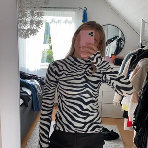 Zebra topp - Zebra topp storlek XS. Lite tjockare i tyget. Lappar finns kvar på plagget