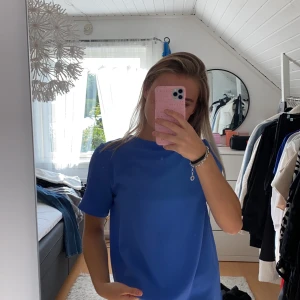 Blå blus med nät öppning - Blus med nät öppning. Lapp ej kvar men passar mig som är storlek S