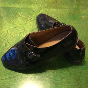 Skor i konstläder  - Snygga nästintill oanvända skor i konstläder. Strlk 37, men aningen små i storleken. Hämtas eller köparen betalar frakten. 