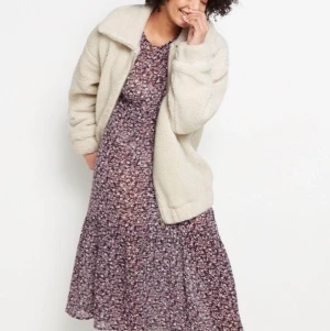 Teddy jacka - Super skön och gosig Teddy jacka från Lindex😍 kan inte ta några egna bilder eftersom att den är för stor på mig men den sitter som på bilden när mina vänner testat den! Nypriset är 699 kr men jackan är slutsåld!!😁😁