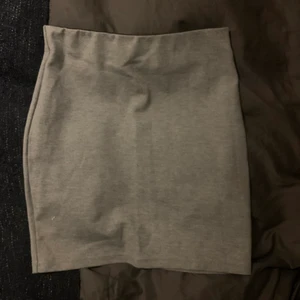 Grå - En vanlig grå ”tub” kjol. Fin och väldigt basic, ett måste i garderoben 🥰 från Cubus och det är antingen en S eller Xs, kan kolla det senare 