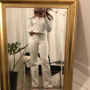 Voyage Jeans - Säljer ett par vita jeans från Weekday i modellen Voyage. Är i bra skick och har endast används fåtal gånger. Säljer pga att de blivit försmå. Köparen står för frakt (62kr)