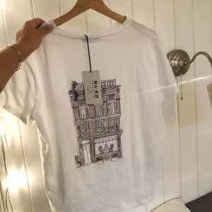 Oanvänd oversized tshirt från NA-KD - Helt oanvänd, lappen kvar! Oversized tshirt från nakd med tryck på ryggen. Färgen på trycket är som på andra bilden. Frakt på 22 kr tillkommer 
