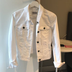 Vit jeans jacka strl xs, passar även i S - En fin jeans jacka från noisy man, helt oanvänd och mycket bekväm🥰
