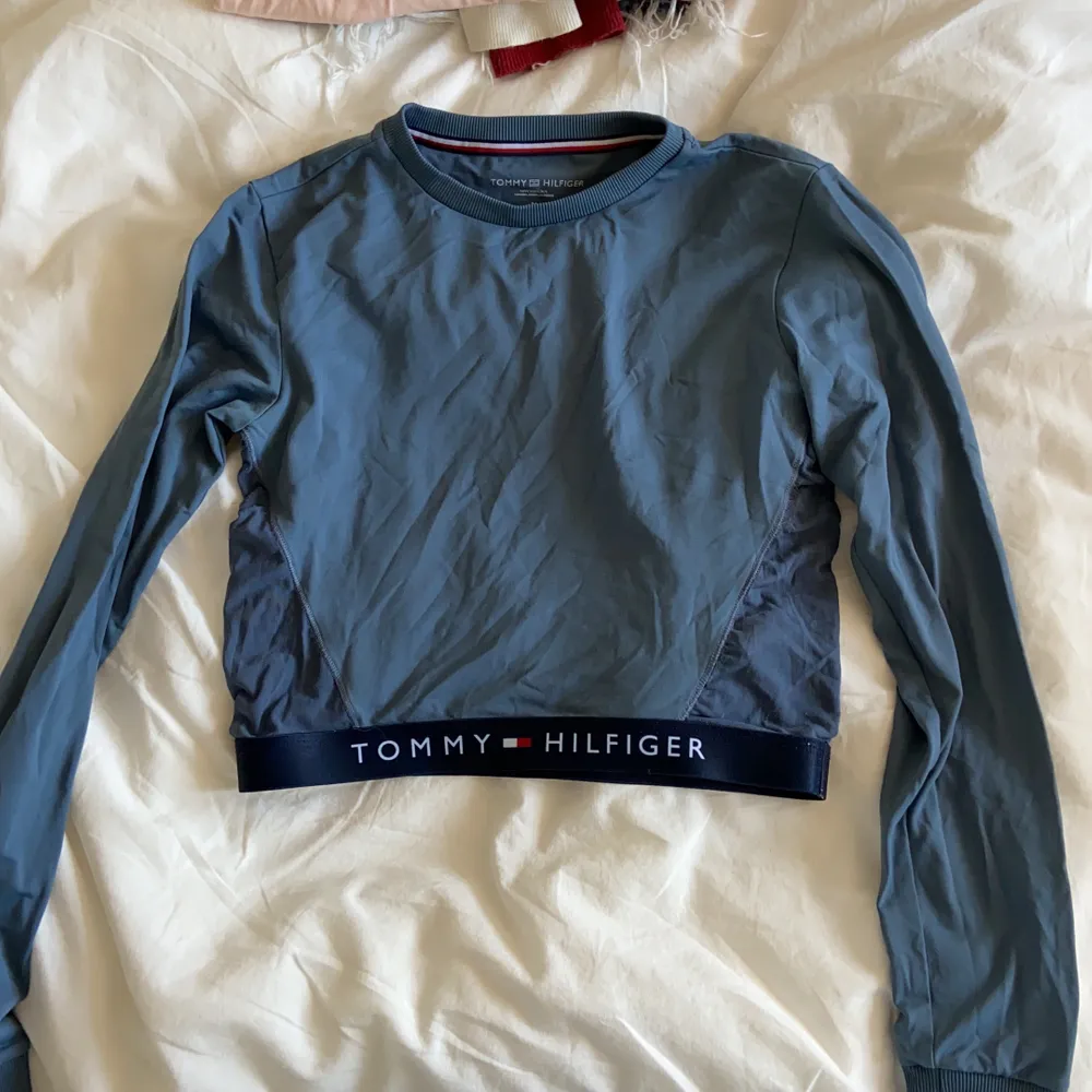 tränings topp från Tommy hilfiger i en super fin blå färg storlek M. Kan även användas som en vanlig tröja . Toppar.