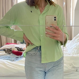 skjorta  - super fin skjorta från ralph lauren i barnstorlenen XXl skulle säga den suger som en S i dam storlek 