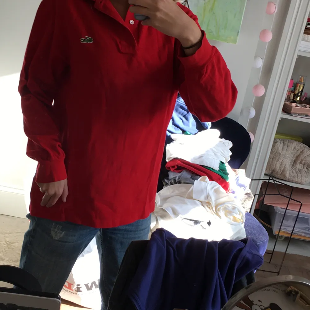 Jättefin röd skjorta från Lacoste som är vintage. Skjortor.